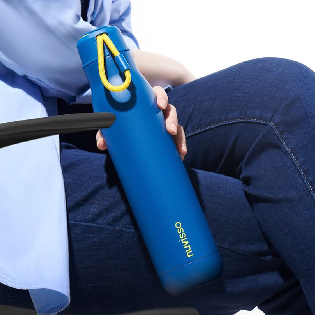 Person holding a waterbottle with Nuvisso brand name